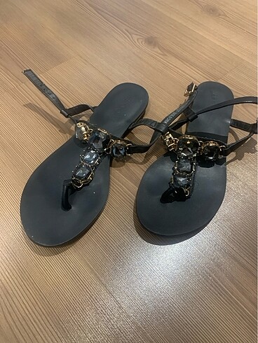 Düz sandalet taşlı