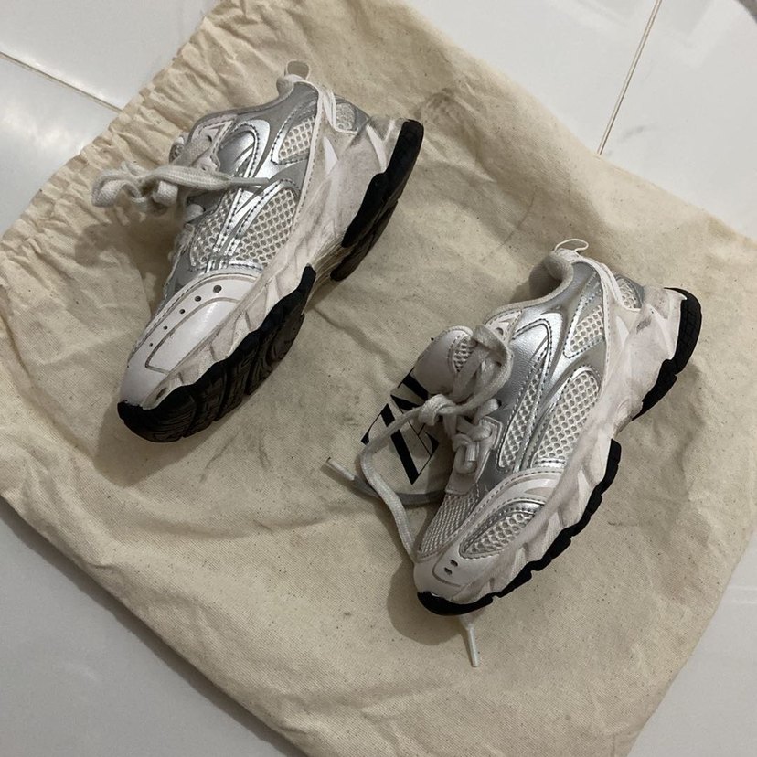 Zara beyaz gri renkte yüksek taban bağcıklı spor ayakkabı - Görsel 2