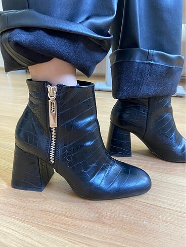 35 Beden Stradivarius siyah bot