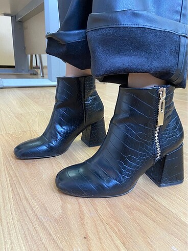 Stradivarius siyah bot