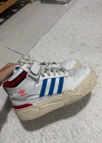 Beyaz Adidas ayakkabı