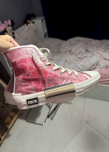 Dior Pembe converse
