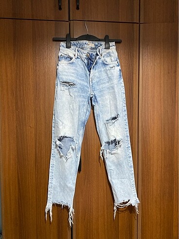 Yırtık BERSHKA mom denim
