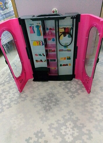 Barbie Oyuncak giysi dolabı