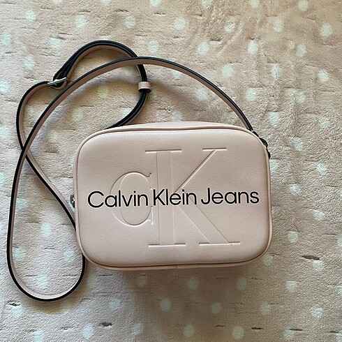 calvin klein çapraz askılı omuz çantası