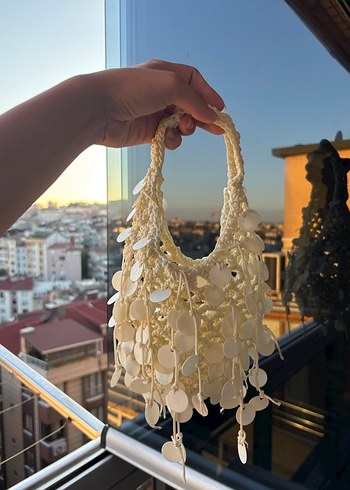 Beyaz pullu sallantılı çanta