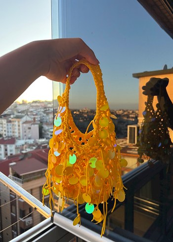 Pullu sallantılı sarı çanta
