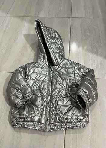 Kız Çocuk Gri Kapüşonlu Metalik Mont