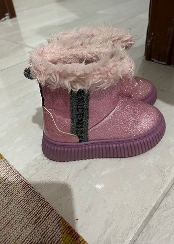 Kız Çocuk Pembe Kürklü Sokak Stili Bot