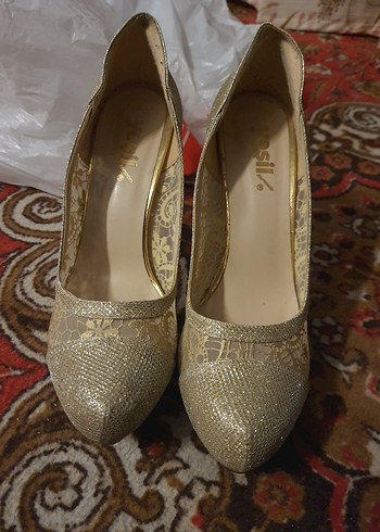 Altın Renkli Dantel Detaylı Stiletto Kadın Ayakkabı