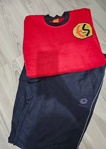 Koyu Kırmızı Baskılı Sweatshirt ve Siyah Eşofman - Görsel 2