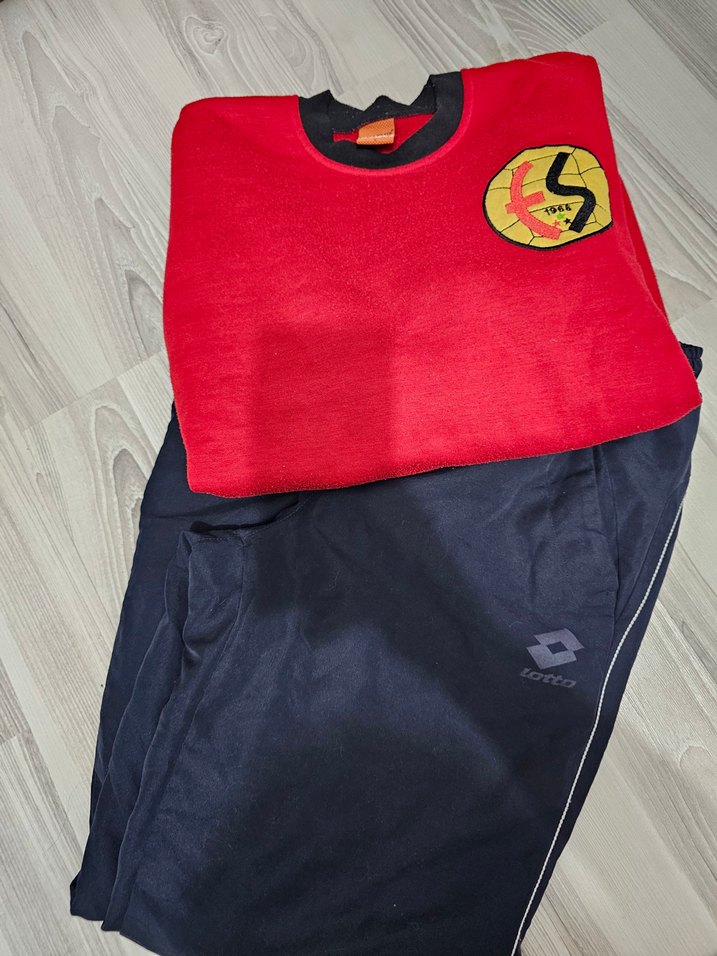 Koyu Kırmızı Baskılı Sweatshirt ve Siyah Eşofman - Görsel 2