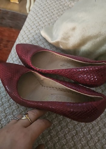 36 Beden bordo Renk Bordo Yılan Derisi Desenli Tokalı Stiletto