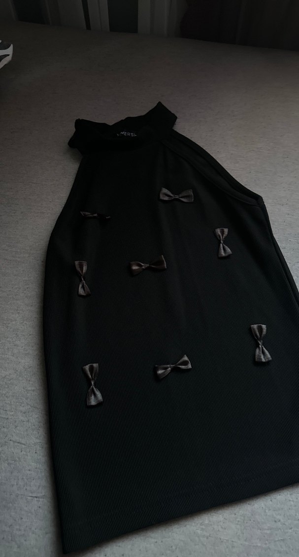 Fiyonklu Siyah boyun detaylı bluz - Görsel 3