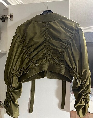Bershka Crop Bomber