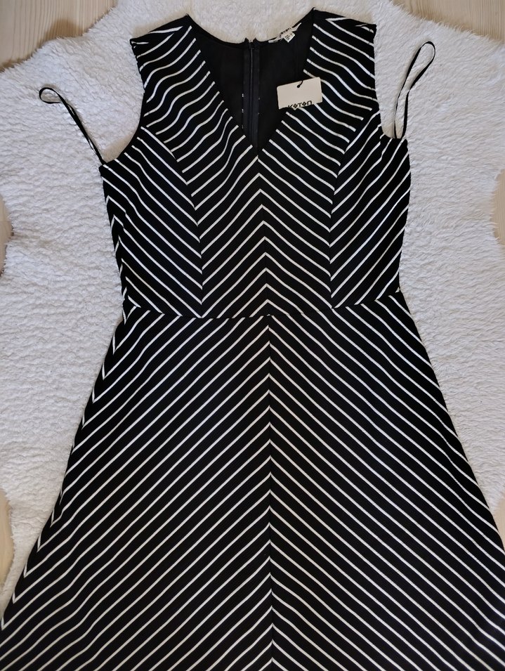 V Yaka Çizgili Midi Elbise - Görsel 2