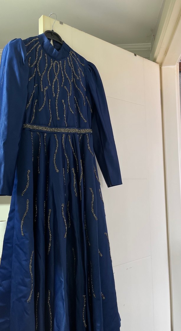 Uzun Kollu Lacivert Nakışlı Abiye Elbise - Görsel 2