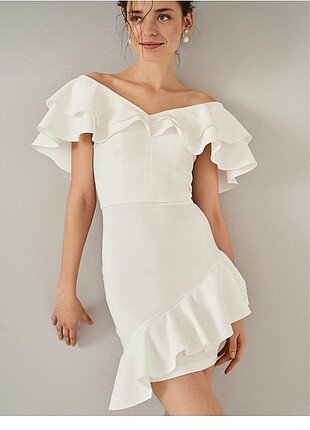 Kayık yaka beyaz fırfırlı mini elbise