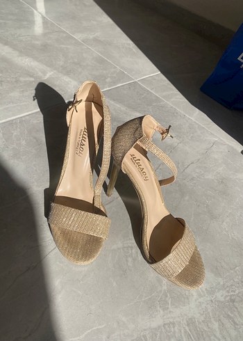 Bej Parlak Kemerli Dolgu Topuklu Kadın Abiye Ayakkabı - Görsel 2