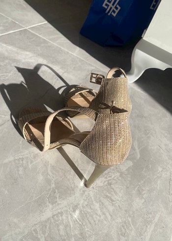 Bej Parlak Kemerli Dolgu Topuklu Kadın Abiye Ayakkabı - Görsel 5