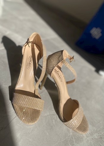 Bej Parlak Kemerli Dolgu Topuklu Kadın Abiye Ayakkabı - Görsel 3