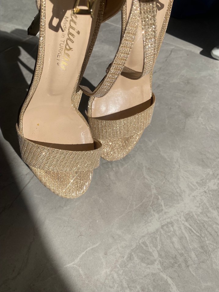 Bej Parlak Kemerli Dolgu Topuklu Kadın Abiye Ayakkabı - Görsel 4