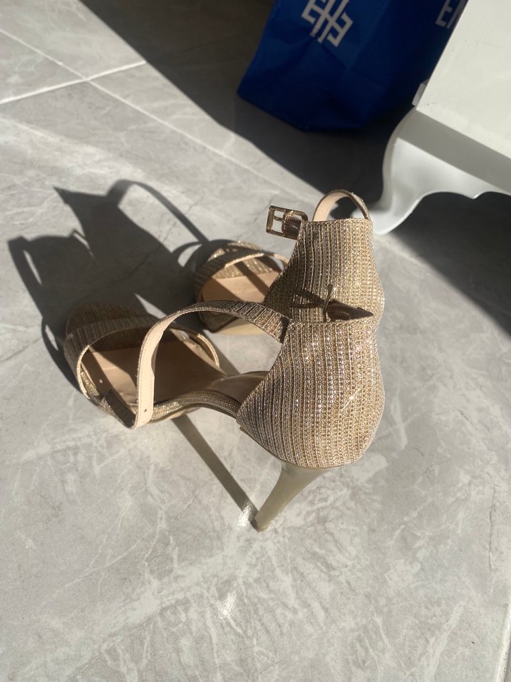 Bej Parlak Kemerli Dolgu Topuklu Kadın Abiye Ayakkabı - Görsel 5