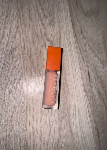Huda Beauty corrector peach rengi