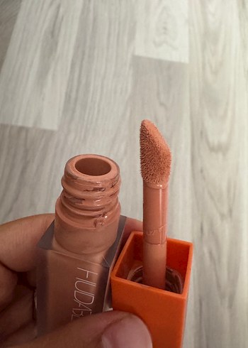 Beden turuncu Renk Huda Beauty corrector peach rengi