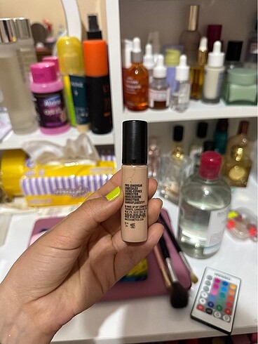 Beden Mac pro longwear concealer nw20