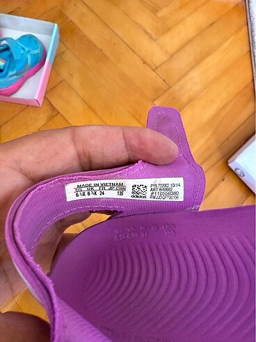 Adidas kız çocuk sandalet 24 numara