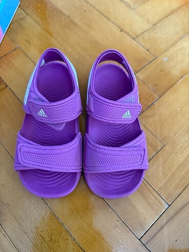 24 Beden Adidas kız çocuk sandalet 24 numara