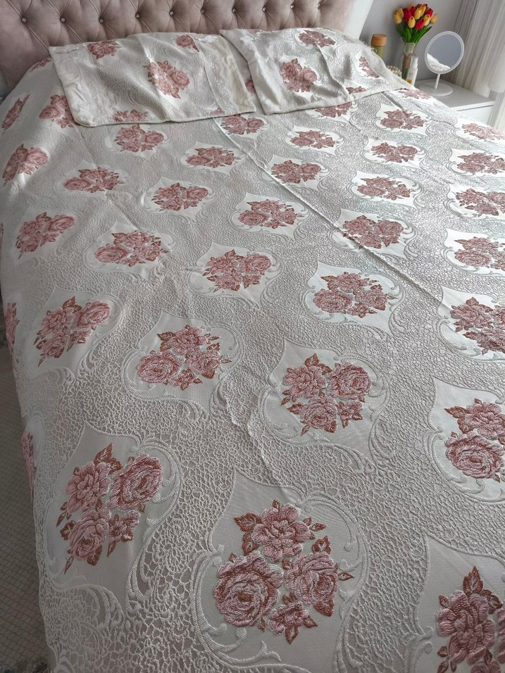 Nakışlı Beyaz Pastel Yatak Örtüsü - Görsel 3