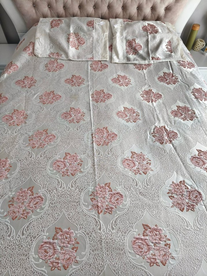 Nakışlı Beyaz Pastel Yatak Örtüsü - Görsel 2