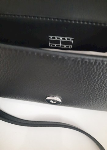 Tommy Jeans Siyah Deri Kadın Çapraz Çanta - Görsel 4