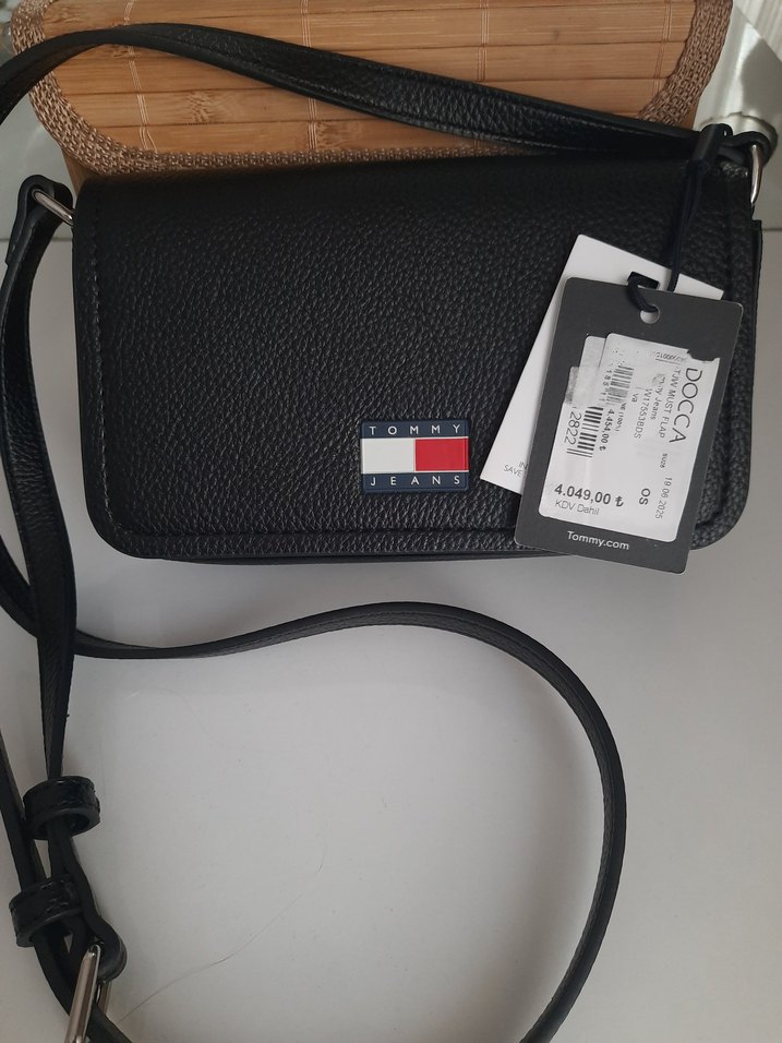 Tommy Jeans Siyah Deri Kadın Çapraz Çanta - Görsel 2