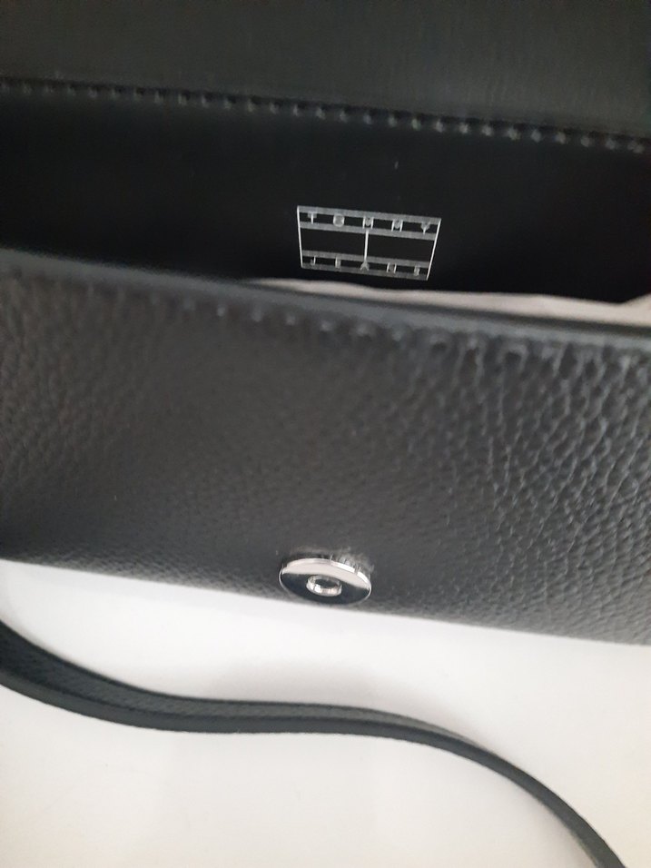 Tommy Jeans Siyah Deri Kadın Çapraz Çanta - Görsel 4