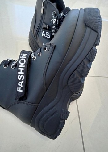 Siyah Platform Topuklu Kadın Botu Velcro Detaylı - Görsel 3