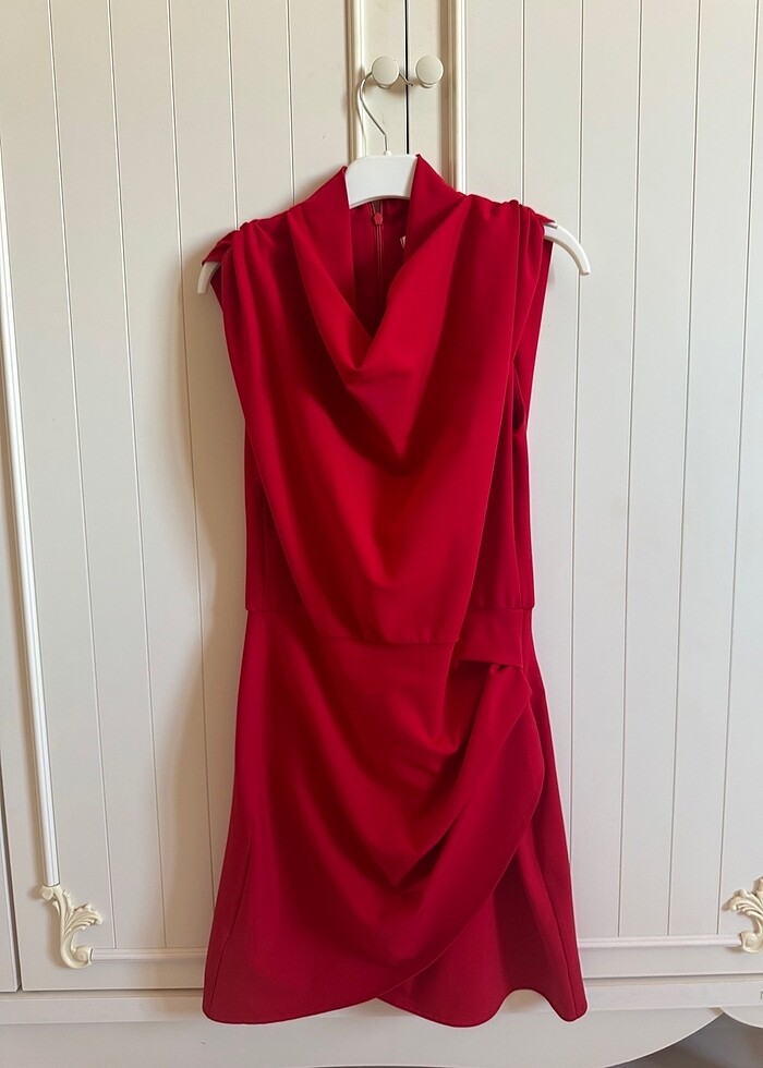Kırmızı elbise - Görsel 3