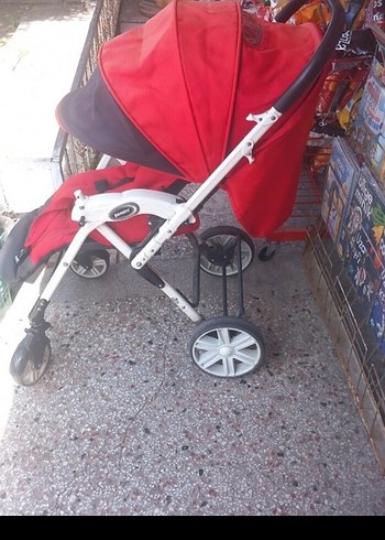 Kırmızı Bebek Arabası
