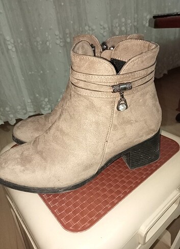 Kışlık topuklu bot, rahat giyimi vardır.