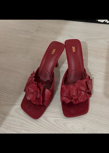 Kırmızı Fırfırlı Stiletto Topuklu Terlik