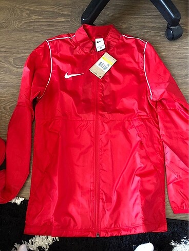 Nike yağmurluk