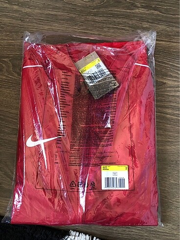 s Beden Nike yağmurluk