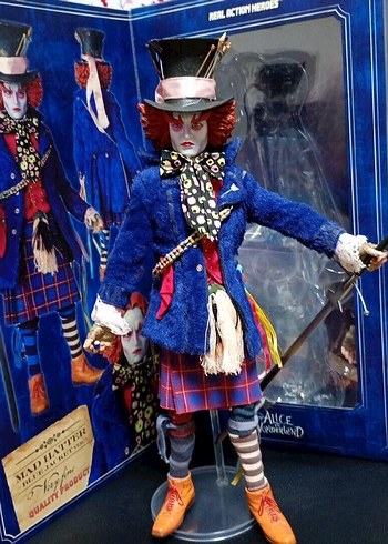 Karanlık Mavi Alice in Wonderland Figürü