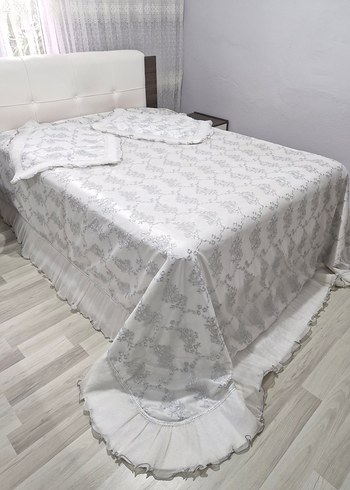 English Home Gri Nakışlı Beyaz Yatak Örtüsü