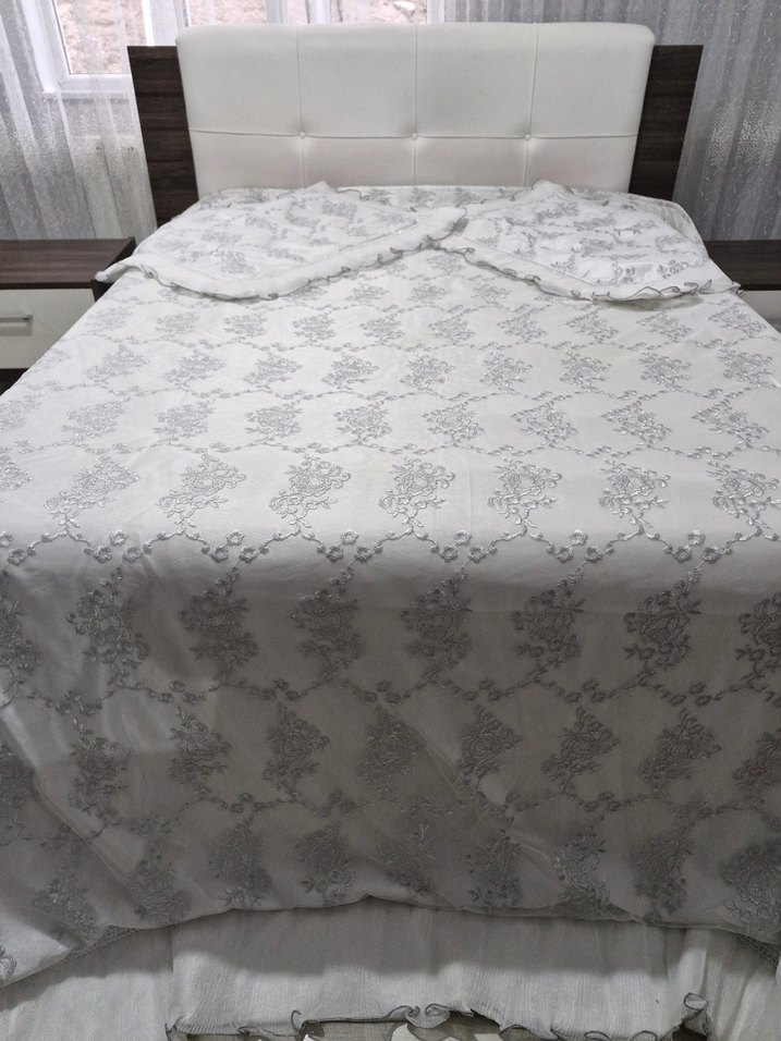 Gri Nakışlı Beyaz Yatak Örtüsü - Görsel 5