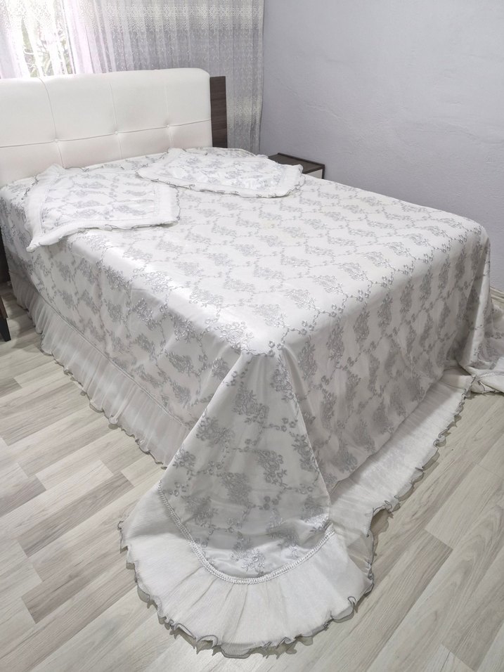 Gri Nakışlı Beyaz Yatak Örtüsü - Görsel 2