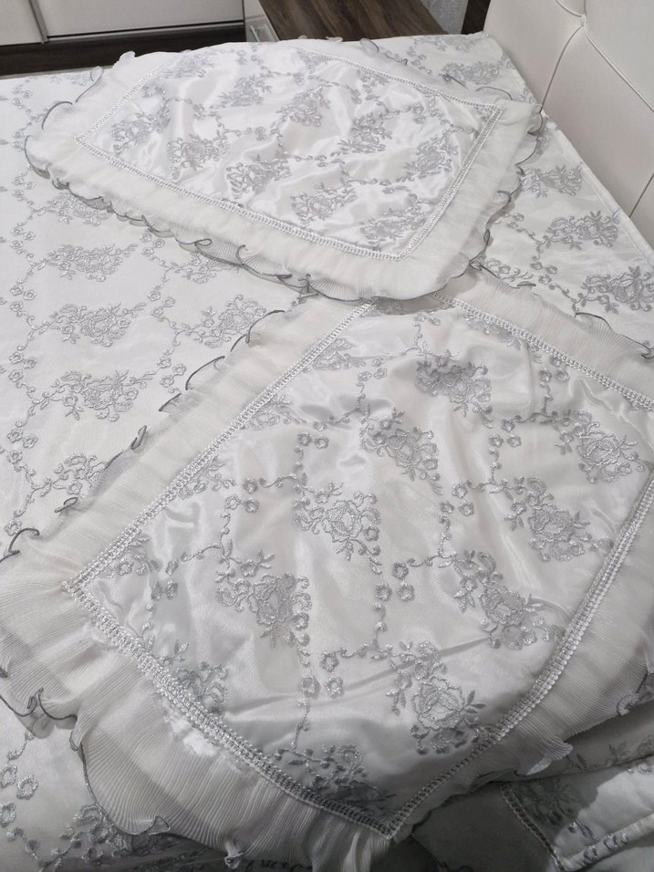 Gri Nakışlı Beyaz Yatak Örtüsü - Görsel 4