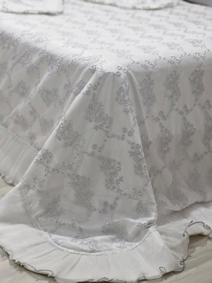 Gri Nakışlı Beyaz Yatak Örtüsü - Görsel 3